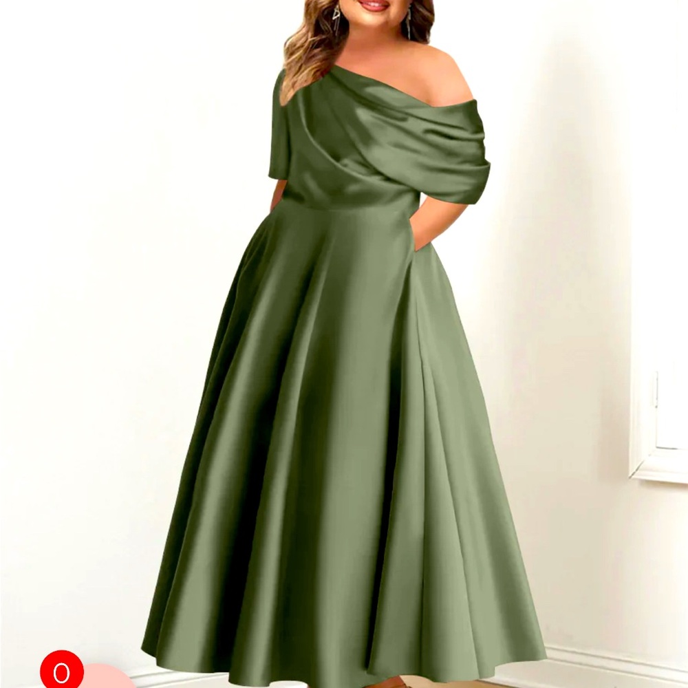 New! Fits like a size 6. Beautiful formal satin look dress. Side zip.